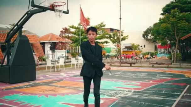 Азиатский Мужчина Черном Посещает Баскетбольную Площадку Кафе — стоковое видео