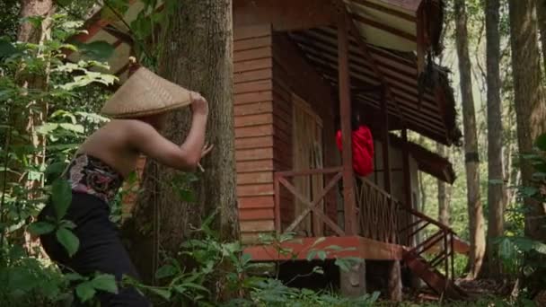Azjata Bambusowej Czapce Podczas Podkradania Się Kobiety Czerwonej Sukience Środku — Wideo stockowe
