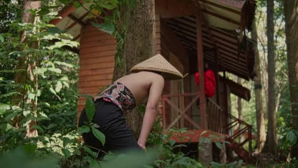 Азиатский Мужчина Бамбуковой Шляпе Прокрадываясь Женщине Красном Платье Посреди Леса — стоковое видео
