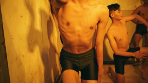 Група Чоловіків Сексуальними Тілами Позують Нерухомо Коротких Чорних Штанях Своїх — стокове відео