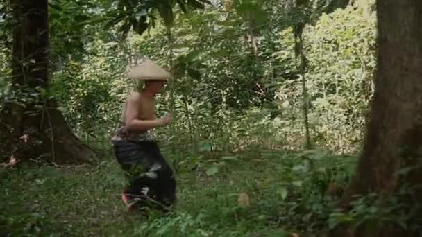 Joven Asiático Con Sombrero Paja Camina Por Selva Fondo Bosque — Vídeo de stock