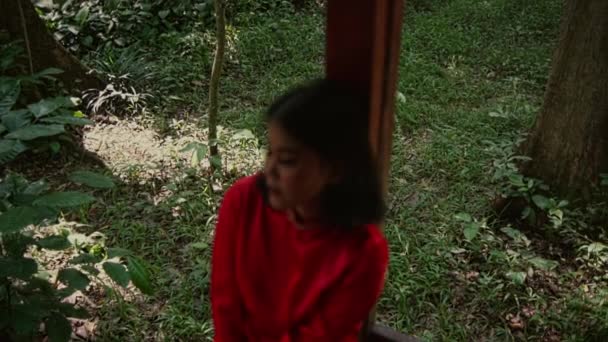 Portret Pięknej Azjatki Czerwonych Ubraniach Uśmiechniętej Szczęśliwą Twarzą Lesie — Wideo stockowe