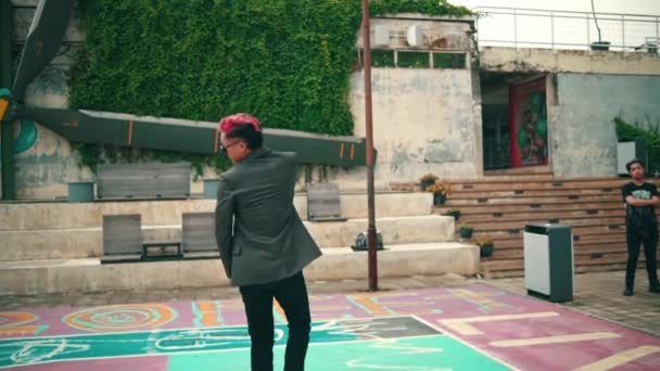 Азиатский Мужчина Рыжими Волосами Сером Костюме Идущий Посреди Баскетбольной Площадки — стоковое видео