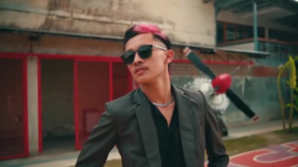 머리에 양복을 선글라스를 가운데를 아시아 — 비디오