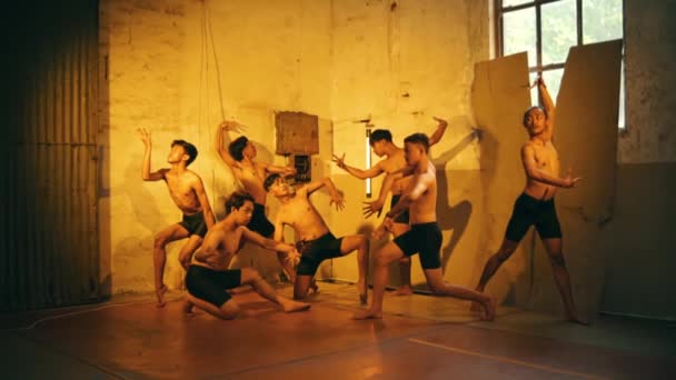 Grupp Män Korta Svarta Byxor Poserar Med Dansande Drag Gammal — Stockvideo
