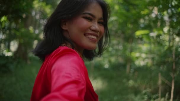 Портрет Красивой Азиатки Красной Блузке Делающей Селфи Тропическом Лесу Днем — стоковое видео