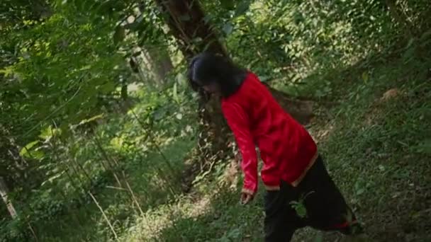 Portret Pięknej Azjatki Czerwonej Bluzce Robiącej Selfie Lesie Deszczowym Dzień — Wideo stockowe