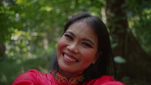 Retrato Una Hermosa Mujer Asiática Una Blusa Roja Tomando Una — Vídeo de stock