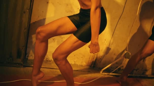 Grupa Mężczyzn Seksownymi Ciałami Pozujących Nieruchomo Krótkich Czarnych Spodniach Swoich — Wideo stockowe