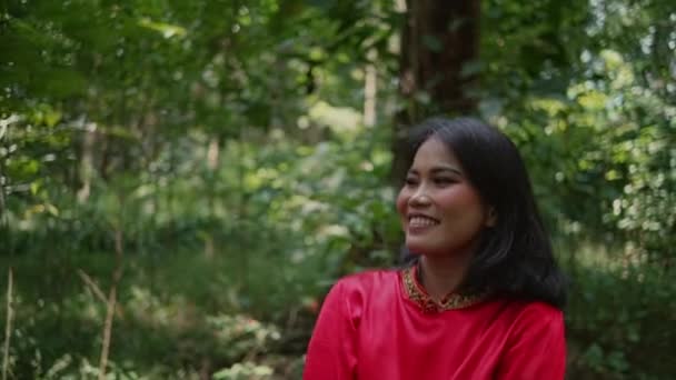 Portrait Une Belle Femme Asiatique Vêtue Une Veste Rouge Debout — Video