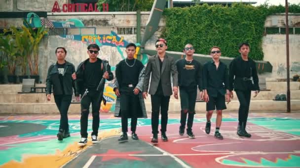 Grupo Homens Asiáticos Óculos Sol Andando Juntos Meio Uma Quadra — Vídeo de Stock