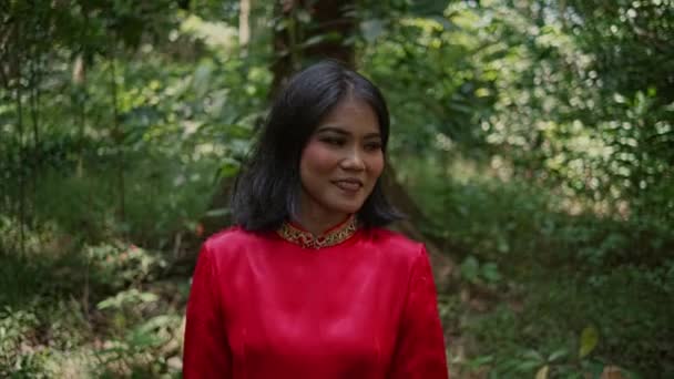 Retrato Una Hermosa Mujer Asiática Con Una Chaqueta Roja Pie — Vídeo de stock