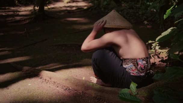 Tajlandczyk Tradycyjnym Kostiumie Siedzący Rano Ławce Pobliżu Altanki Dżungli — Wideo stockowe