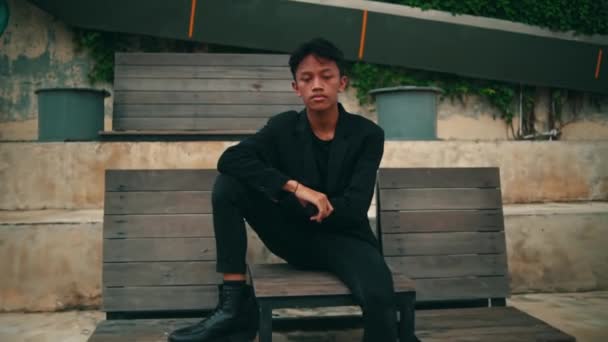 Siyah Takım Elbiseli Asyalı Bir Adam Öğleden Sonra Bir Parkta — Stok video