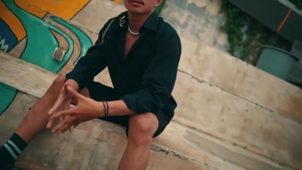 Homme Asiatique Vêtements Décontractés Élégants Est Assis Sur Bord Terrain — Video