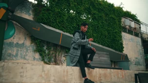 Asian Man Patterned Robe Black Pants Posing Stylishly Front Graffiti — Stock Video