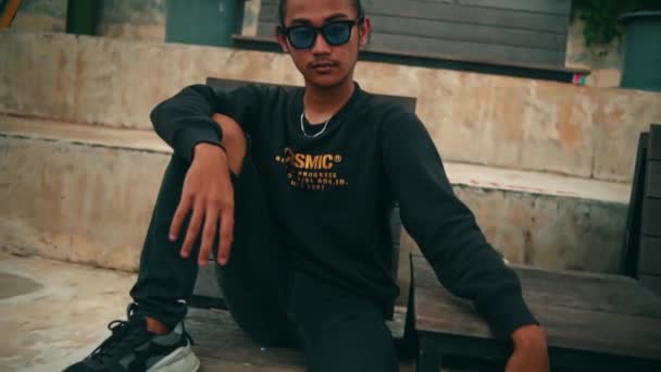 Hombre Asiático Pantalones Rotos Suéter Negro Está Sentado Relajándose Café — Vídeo de stock