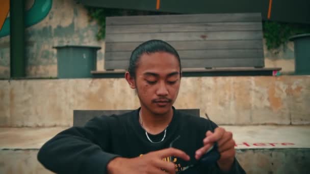 Homme Asiatique Pantalon Déchiré Pull Noir Est Assis Relaxant Dans — Video