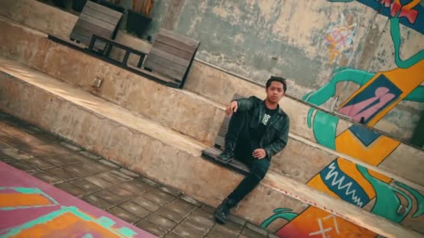 Deri Ceketli Asyalı Bir Adam Sabah Bir Parktaki Grafiti Resminin — Stok video