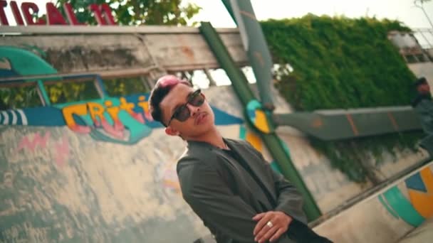 Homem Asiático Uma Jaqueta Blazer Óculos Sol Relaxante Parque Pela — Vídeo de Stock