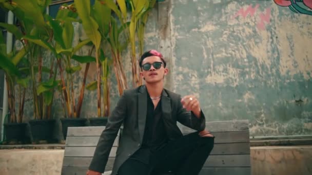 Homme Asiatique Dans Une Veste Blazer Des Lunettes Soleil Est — Video
