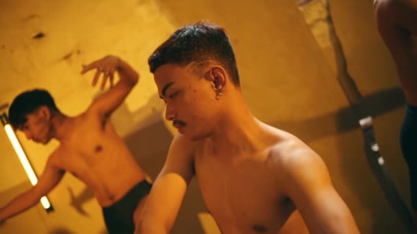 Gruppo Gay Che Posano Ballano Insieme Senza Vestiti Espressioni Vuote — Video Stock