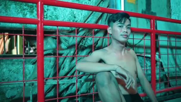 Naken Asiatisk Mann Som Står Veldig Sexy Mens Han Tar – stockvideo