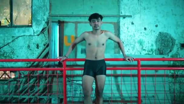古い家の赤い柵の前に立つ裸のアジア系男性 — ストック動画