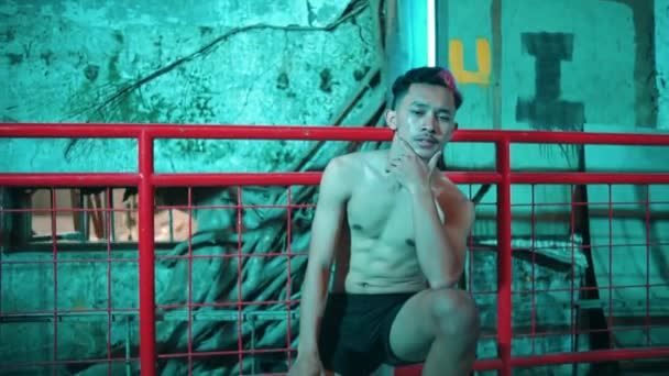 Ένας Γυμνός Ασιάτης Στέκεται Πολύ Αρρενωπός Μπροστά Στον Κόκκινο Φράχτη — Αρχείο Βίντεο