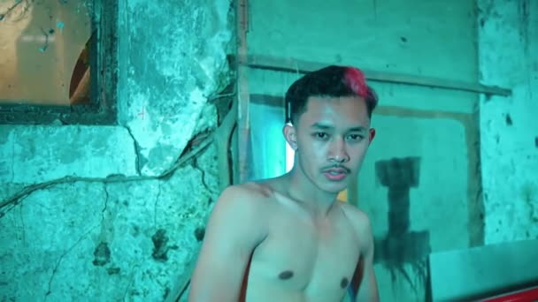 Asiático Homem Muito Masculino Frente Cerca Vermelha Uma Casa Velha — Vídeo de Stock
