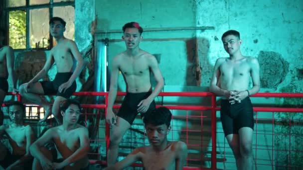 Eine Gruppe Männer Kurzen Schwarzen Hosen Und Muskeln Posiert Gemeinsam — Stockvideo
