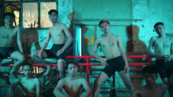 Eine Gruppe Männer Kurzen Schwarzen Hosen Und Muskeln Posiert Gemeinsam — Stockvideo