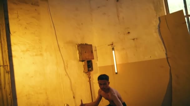 Sarı Işıklı Bir Hangarda Çıplak Hareketleriyle Dans Eden Asyalı Bir — Stok video