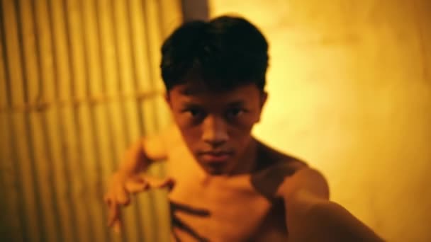 Asijský Muž Tanec Moderní Černými Kraťasy Jeho Těle Zatímco Starém — Stock video