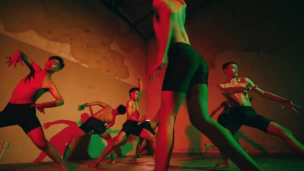 Ομάδα Χορευτών Που Χορεύουν Μοντέρνο Χορό Σκοτεινό Δωμάτιο Φωτισμένο Από — Αρχείο Βίντεο