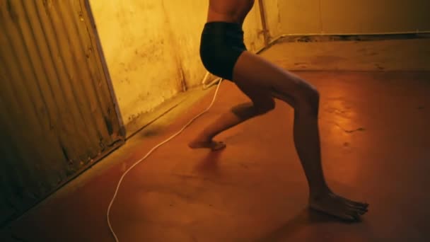Asijský Muž Tanec Moderní Černými Kraťasy Jeho Těle Zatímco Starém — Stock video
