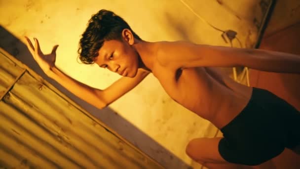 Asiatico Uomo Danza Contemporanea Con Nero Pantaloncini Suo Corpo Mentre — Video Stock