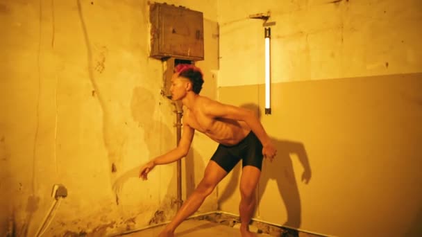 Muž Hubeným Tělem Bez Šatů Ani Trochu Nepohnul Když Tančil — Stock video