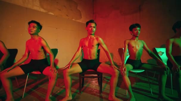 Група Азіатських Чоловіків Танцюють Разом Темній Кімнаті Носячи Короткі Боксери — стокове відео