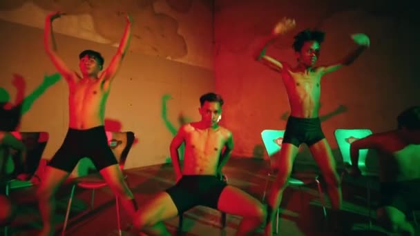 Grupo Jovens Asiáticos Dançando Juntos Quarto Escuro Com Luz Néon — Vídeo de Stock