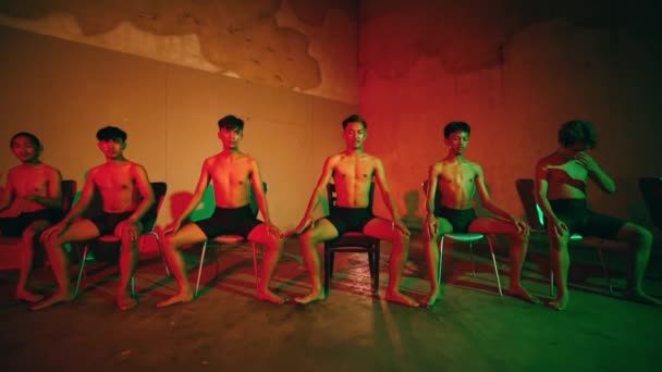 Група Молодих Азіатців Танцюють Разом Темній Кімнаті Неоновим Світлом Роздумами — стокове відео