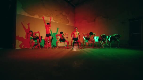 Grupp Unga Asiater Dansar Tillsammans Ett Mörkt Rum Med Neonljus — Stockvideo