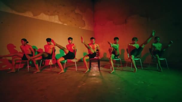 Група Людей Які Сидять Стільцях Танцюють Разом Темній Кімнаті Неоновим — стокове відео