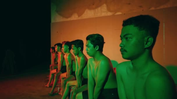 Groep Jongeren Zit Stoelen Een Donkere Kamer Met Neon Licht — Stockvideo
