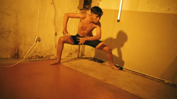 一个穿着黑色短裤独自在一家老工厂里跳舞的亚洲人 — 图库视频影像