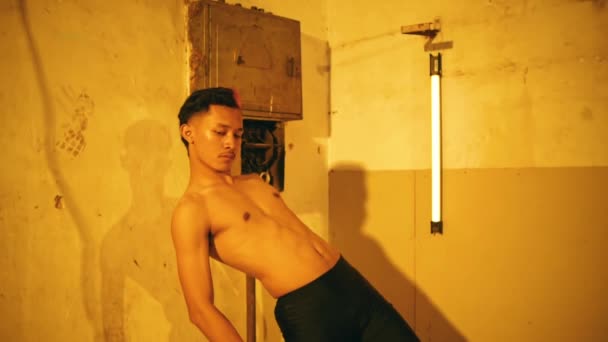 Homme Corps Mince Sans Vêtements Bougeait Pas Peu Dansant Dans — Video