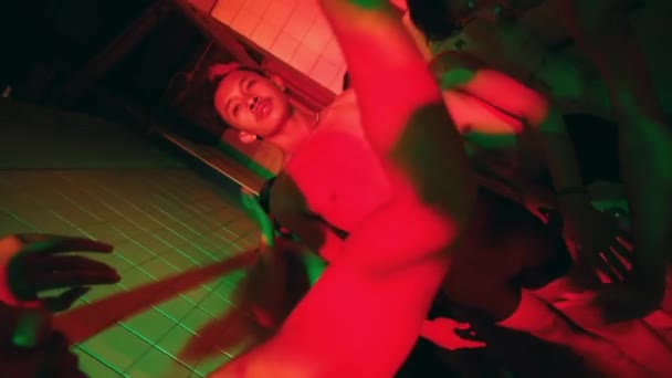 Skupina Mladých Lidí Baví Sprše Tancem Spolu Blízkosti Neonových Světel — Stock video