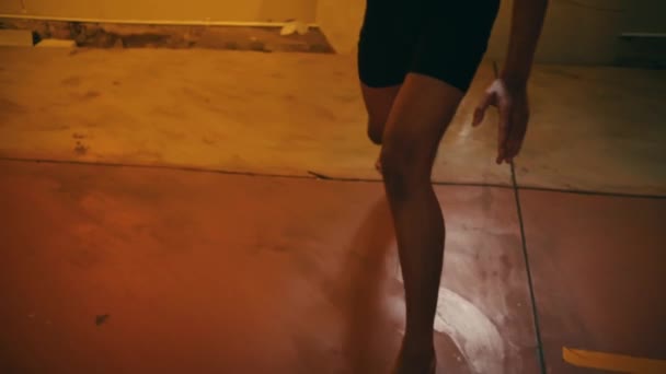 Ένας Άντρας Δεμένα Μαλλιά Και Γυμνό Σώμα Χορεύει Μόνος Στη — Αρχείο Βίντεο