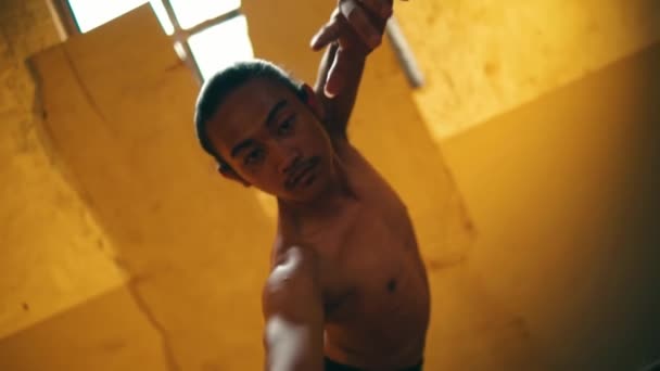Homem Com Cabelo Amarrado Corpo Dançando Sozinho Canto Sala Com — Vídeo de Stock