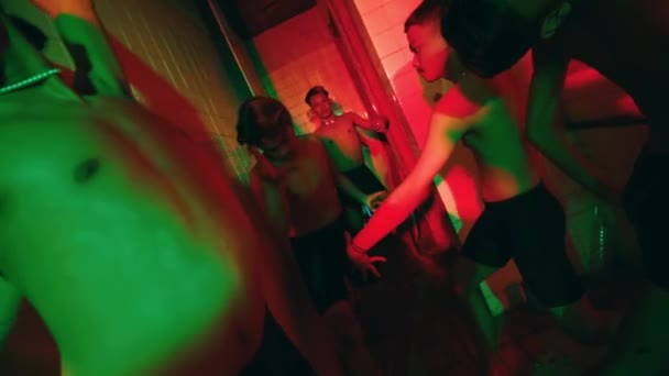 Ομάδα Νέων Που Διασκεδάζουν Στο Ντους Χορό Κοντά Φώτα Νέον — Αρχείο Βίντεο